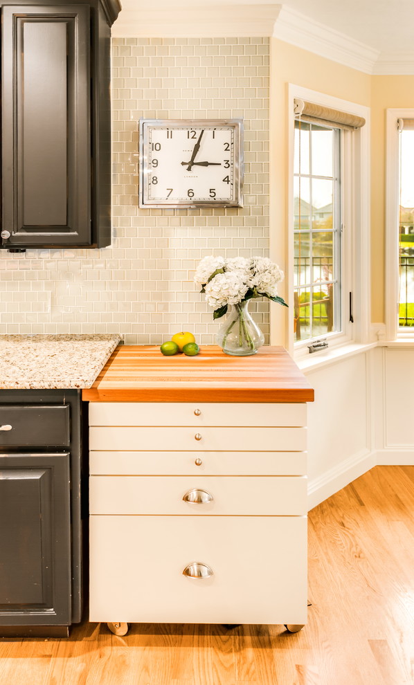 Kitchen - transitional kitchen idea in Seattle