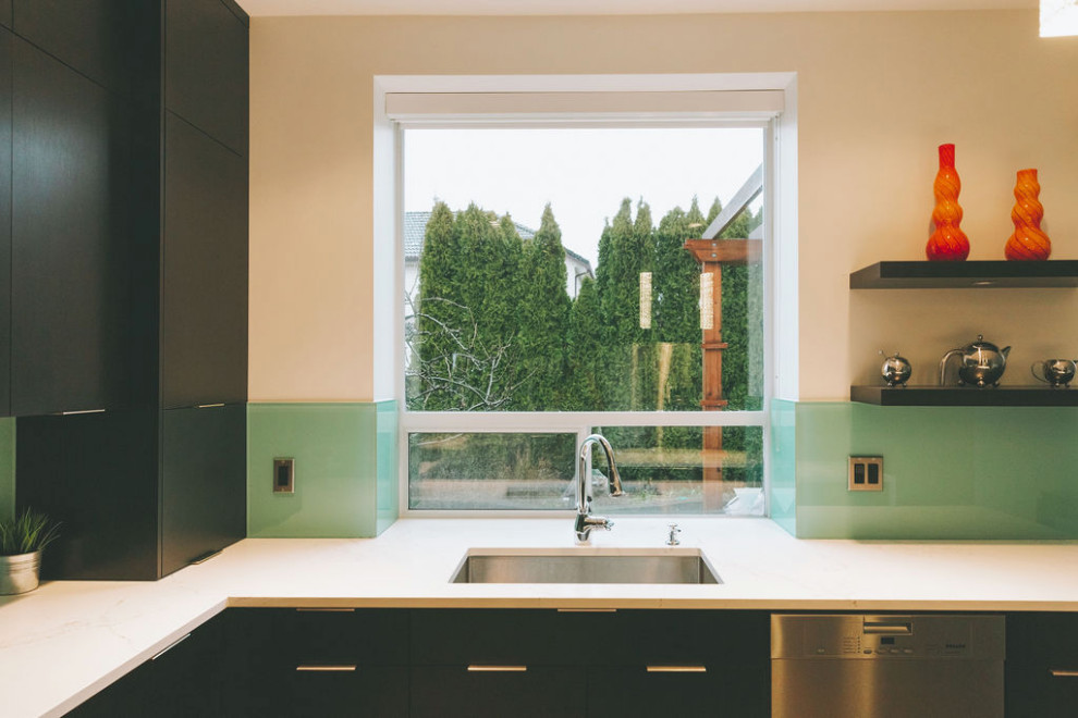 Transitional kitchen photo in Vancouver