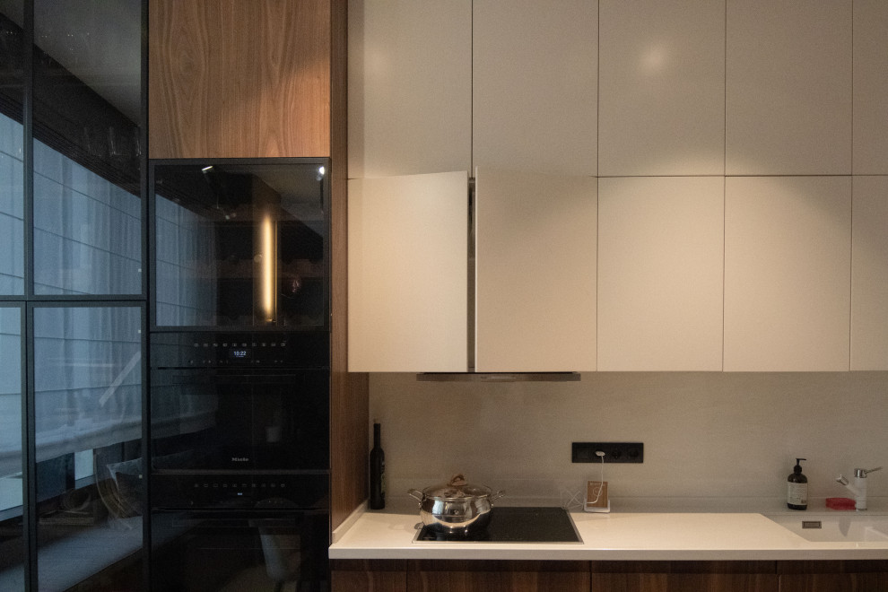 Кухня в стиле минимализм с фасадами под "темное дерево"