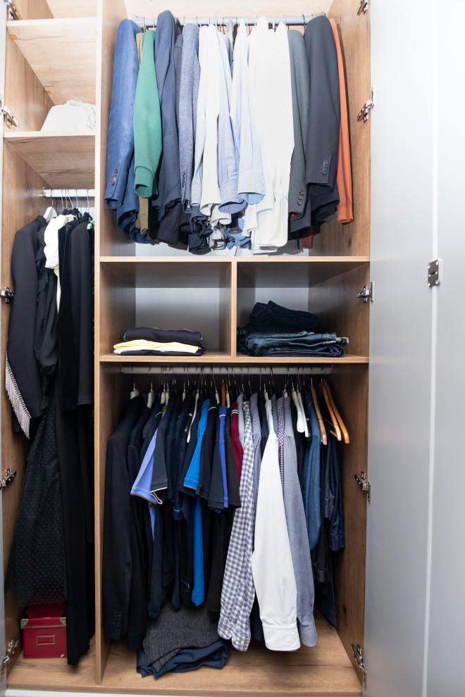 Меблировка спальни: шкаф, стеллаж и стол-подоконник