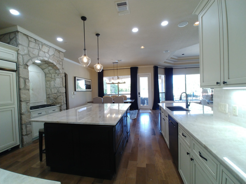 Example of a transitional kitchen design in Austin