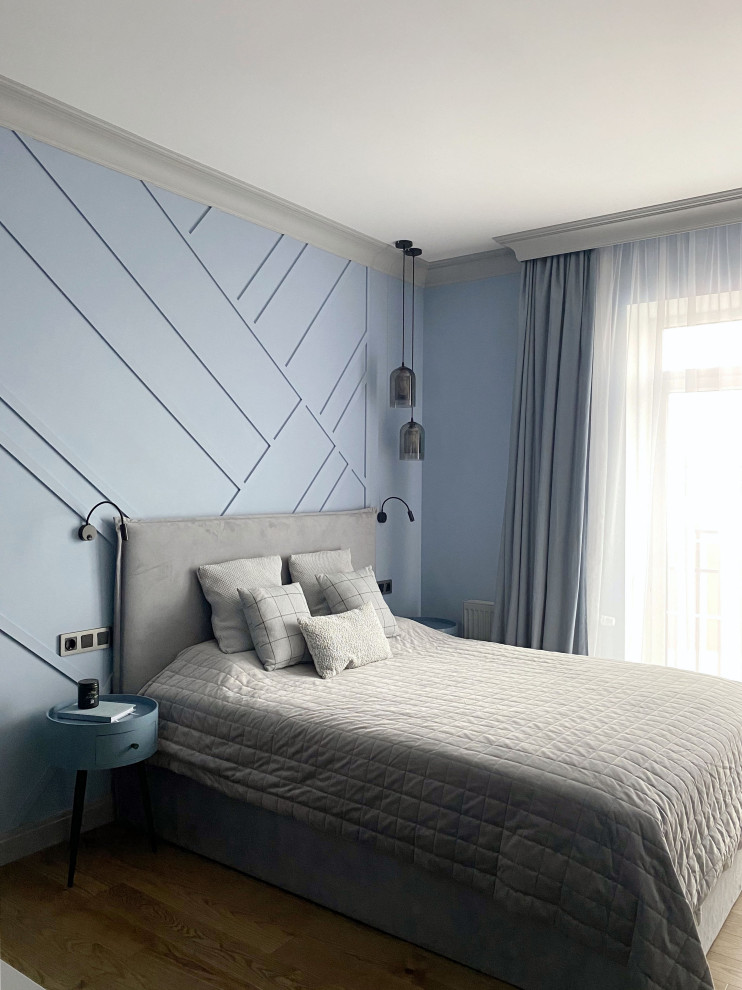 モスクワにある中くらいなトランジショナルスタイルのおしゃれな主寝室 (青い壁、無垢フローリング、暖炉なし、茶色い床、パネル壁、アクセントウォール) のインテリア