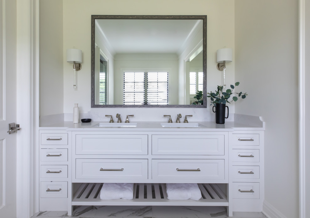Inspiration for a transitional bathroom remodel in Chicago