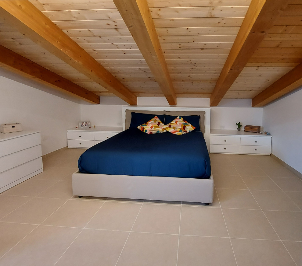 На фото: хозяйская спальня среднего размера в современном стиле с белыми стенами, полом из керамогранита, белым полом и деревянным потолком с