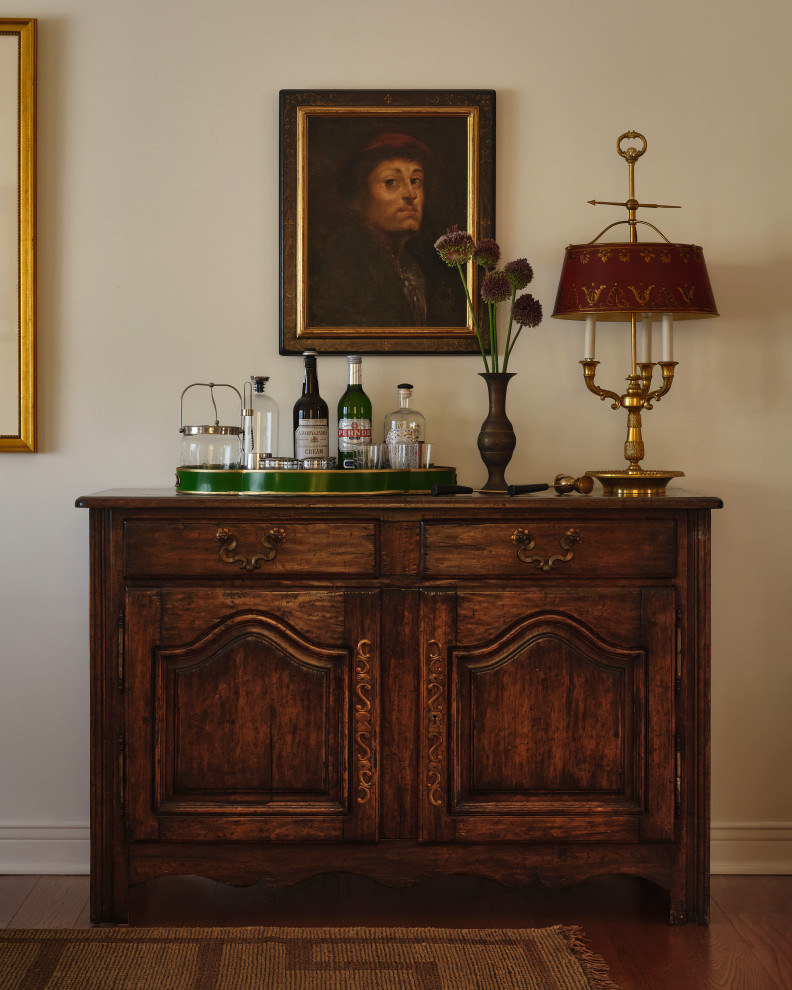 Home bar - traditional home bar idea in Los Angeles