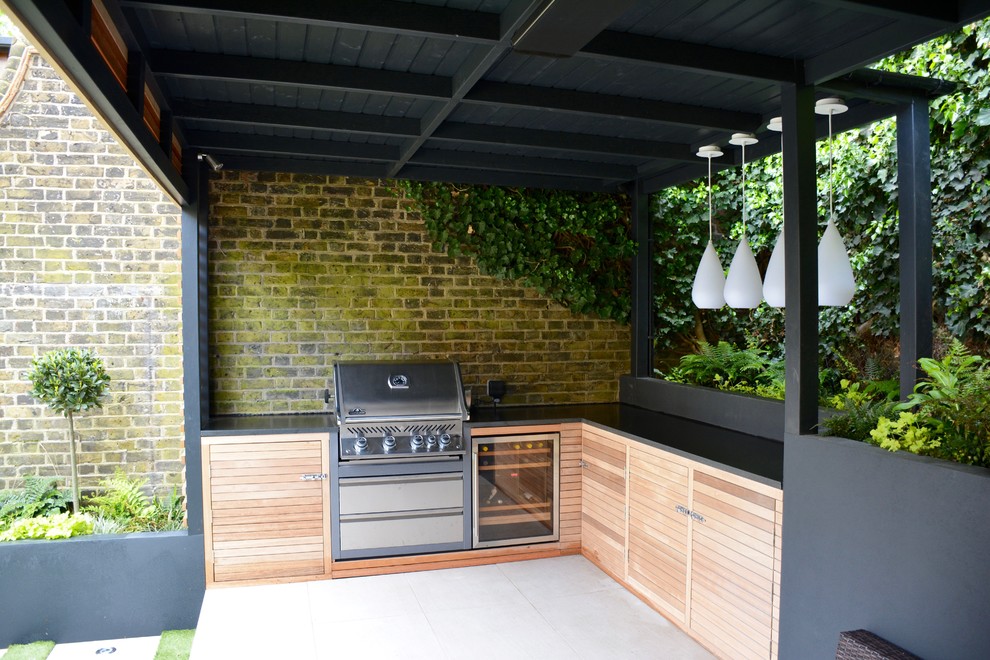 Mid-sized contemporary backyard garden in London.