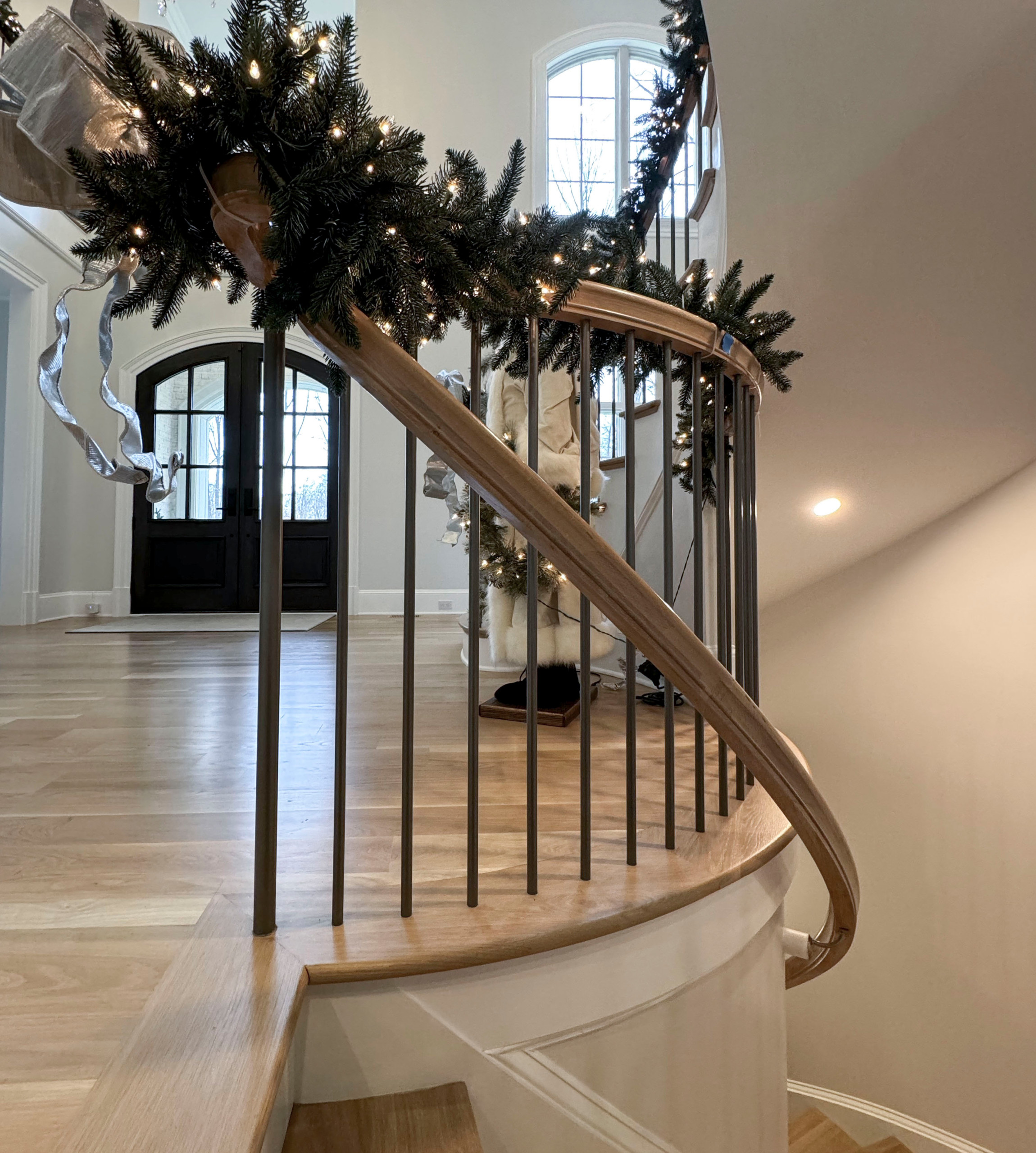 116_Elegant & Eye-catching Curved Staircase, Leesburg VA 20175