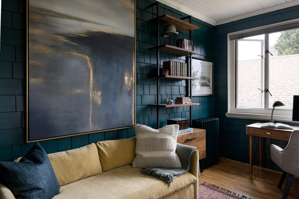 Ispirazione per un ufficio american style di medie dimensioni con pareti blu, pavimento in legno massello medio, scrivania autoportante e pareti in legno