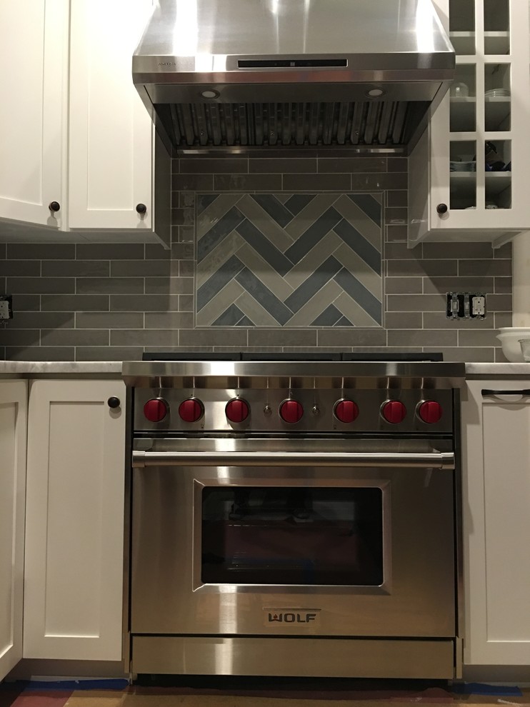Mid-sized transitional l-shaped eat-in kitchen photo in Seattle