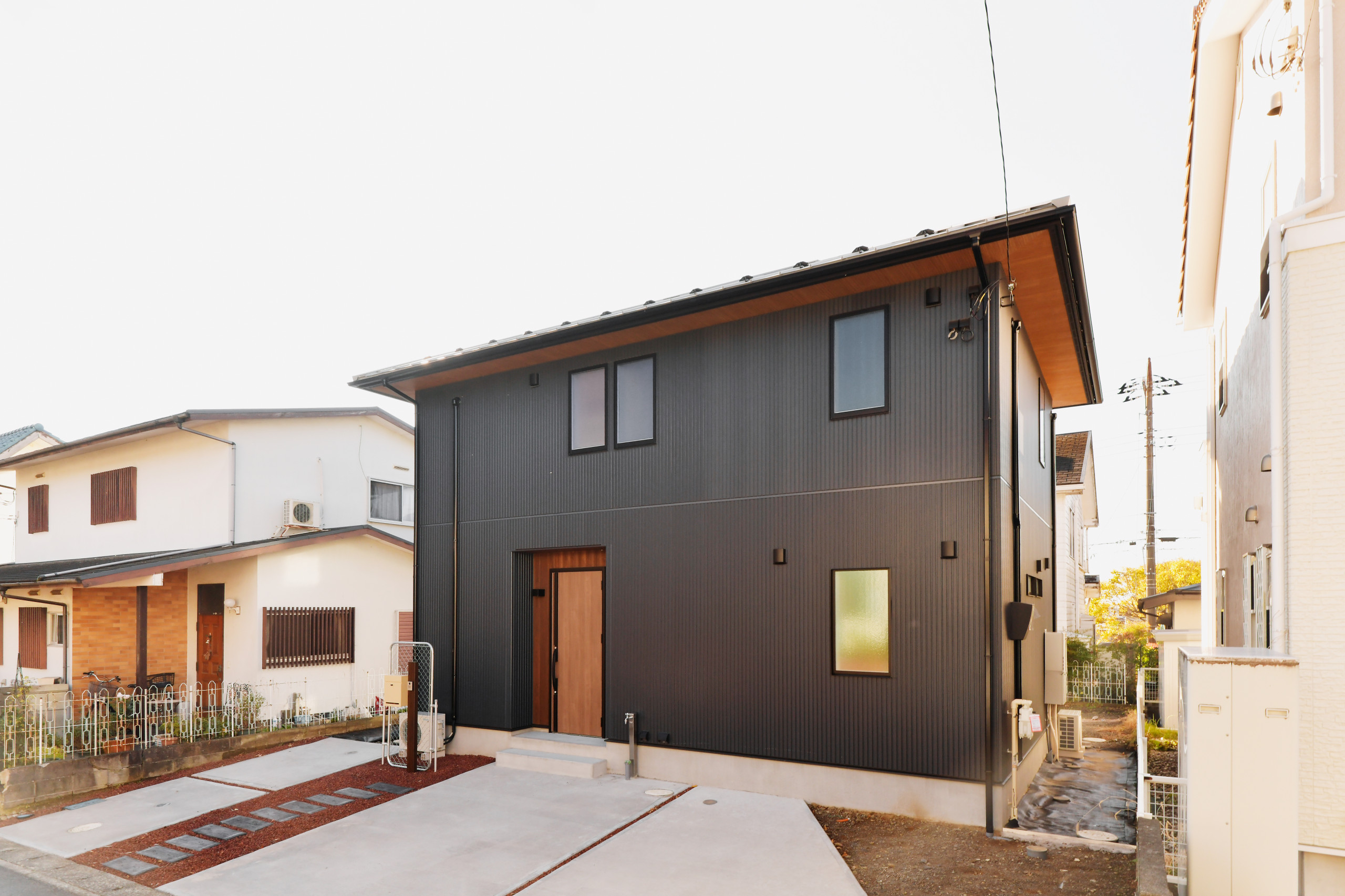 土間×無垢床の切り替えしが、住まい手の哲学を感じる家