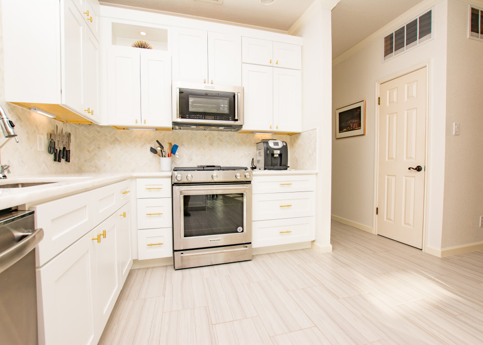 Example of a transitional porcelain tile and gray floor eat-in kitchen design in Austin with an undermount sink, shaker cabinets, white cabinets, quartz countertops, white backsplash, marble backsplash, stainless steel appliances, a peninsula and white countertops