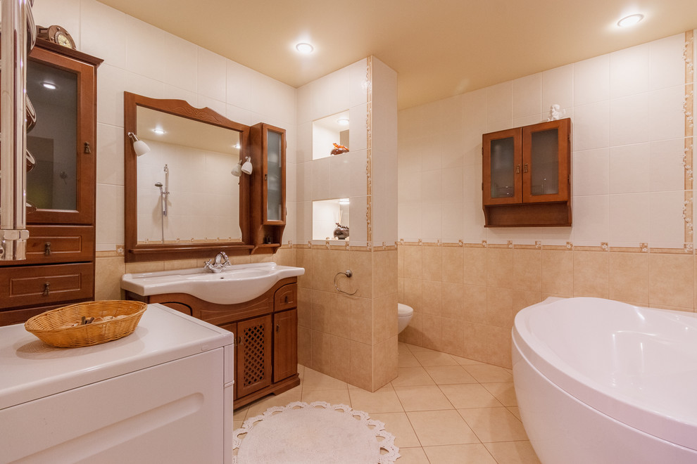 Трёхкомнатная квартира с кухней-гостиной в классическом стиле