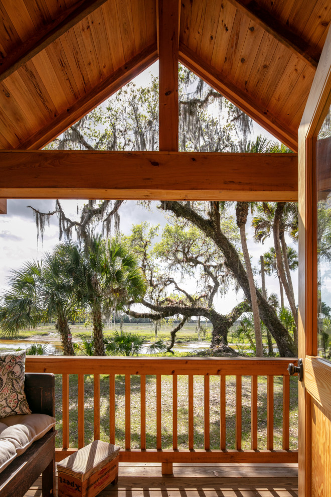 Kleines, Überdachtes Landhaus Veranda im Vorgarten mit Säulen, Dielen und Holzgeländer in Tampa