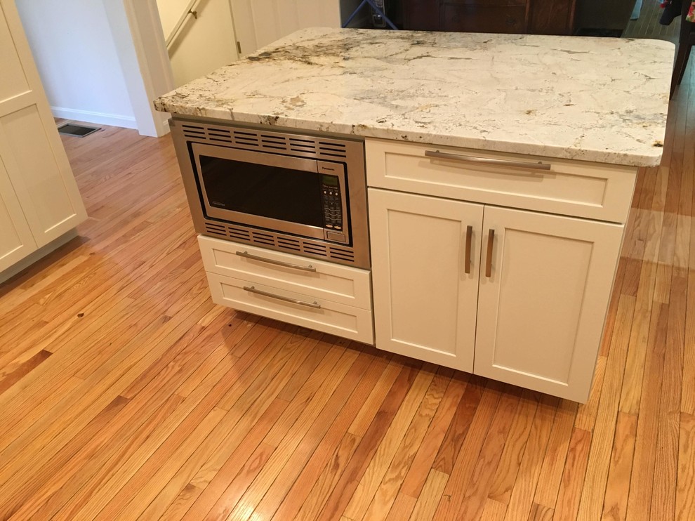 Kitchen - transitional kitchen idea