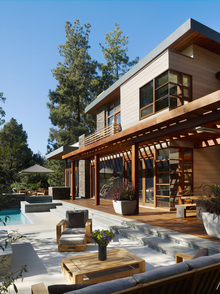 Contemporary two-storey exterior in Los Angeles.