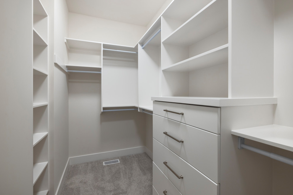Modelo de armario vestidor unisex clásico renovado con armarios con paneles lisos, puertas de armario blancas, moqueta y suelo beige