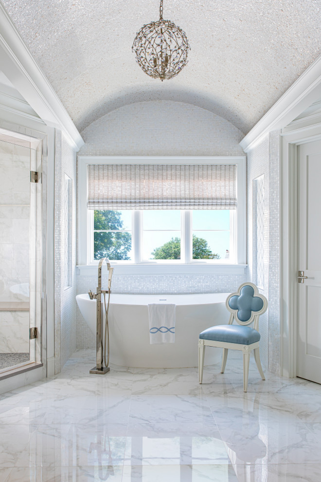 Transitional home design photo in Dallas
