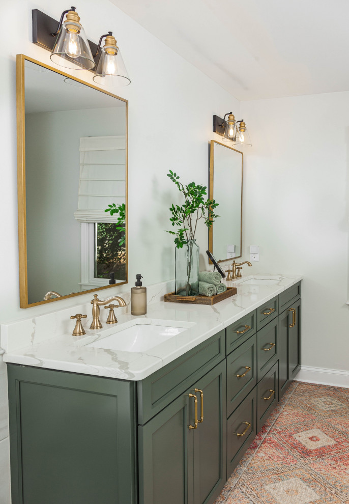 Inredning av ett modernt mellanstort en-suite badrum, med skåp i shakerstil, gröna skåp, ett fristående badkar, en toalettstol med separat cisternkåpa, porslinskakel, klinkergolv i porslin, ett undermonterad handfat, bänkskiva i kvarts och dusch med gångjärnsdörr