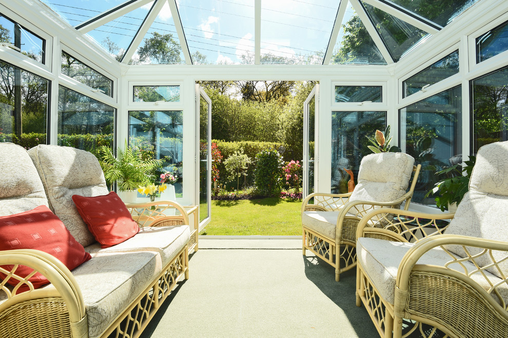 Photo of a traditional sunroom in Hampshire.