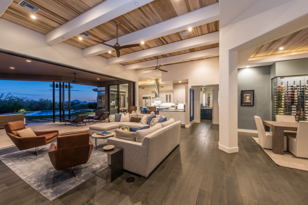 Example of a transitional home design design in Phoenix