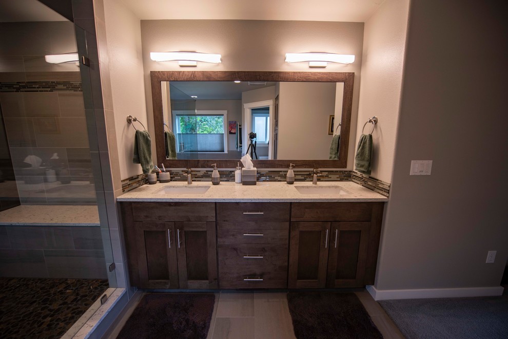 Example of a mid-sized transitional bathroom design