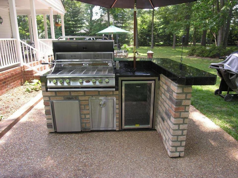 Design ideas for a traditional patio in Baltimore with an outdoor kitchen.