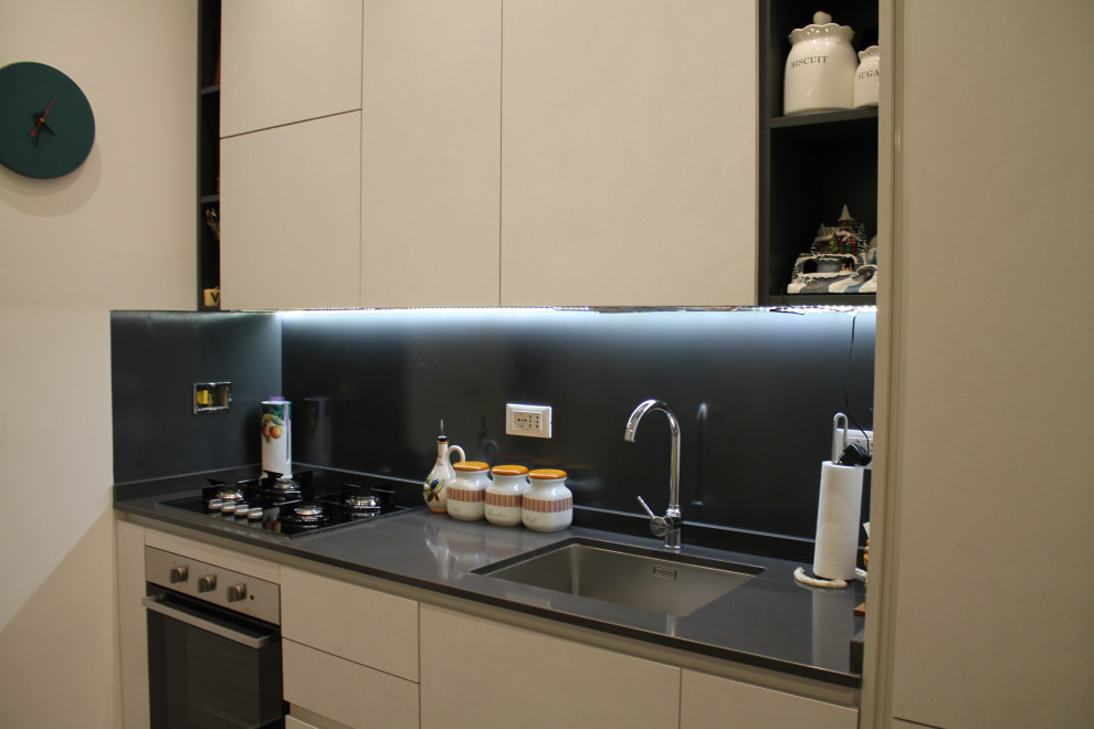 Kitchen - contemporary kitchen idea in Rome