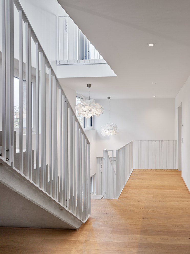 Geräumige, Gerade Moderne Betontreppe mit Beton-Setzstufen und Stahlgeländer in Sonstige