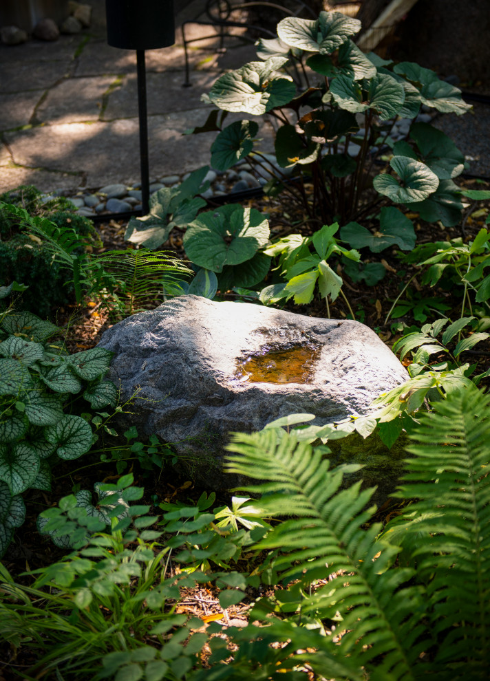 Mittelgroßer, Schattiger Rustikaler Garten im Sommer, hinter dem Haus mit Steindeko und Natursteinplatten in Milwaukee