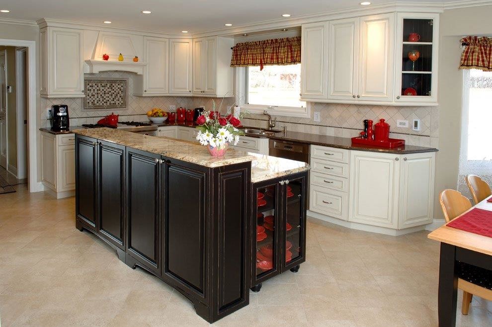 Photo of a traditional eat-in kitchen in Chicago with an undermount sink, white cabinets, granite benchtops, beige splashback, stainless steel appliances and with island.