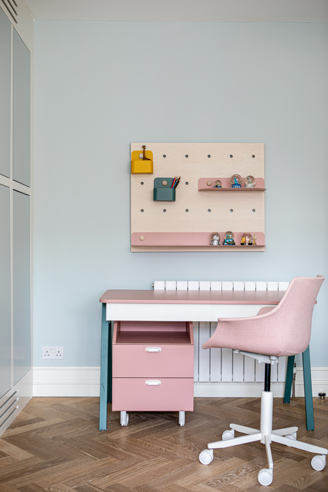 Idées déco pour une chambre d'enfant contemporaine de taille moyenne avec un mur bleu, parquet clair, un sol gris et du papier peint.