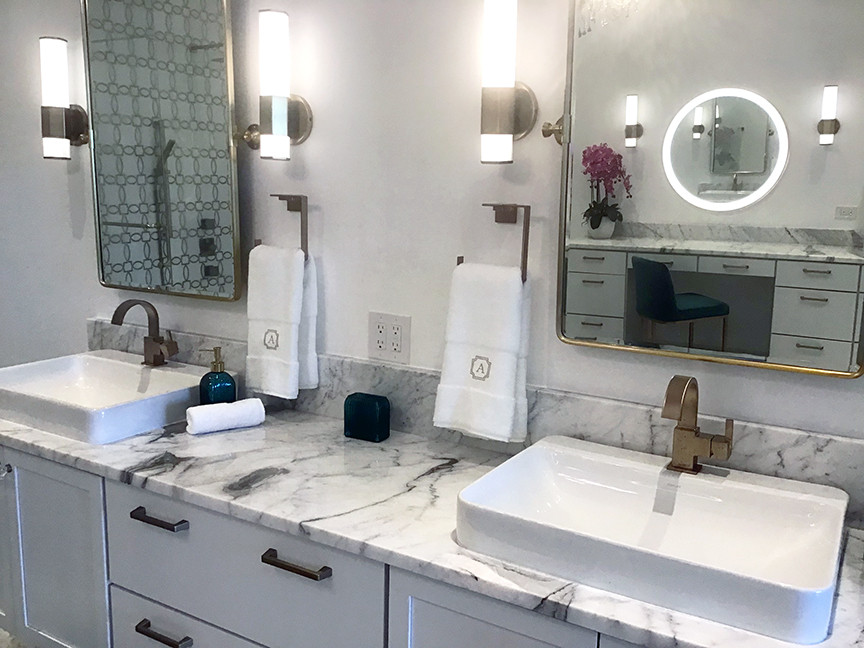 Exemple d'une grande salle de bain principale et grise et blanche moderne avec un placard à porte plane, des portes de placard blanches, un carrelage blanc, du carrelage en marbre, un mur blanc, un sol en carrelage de porcelaine, une vasque, un plan de toilette en quartz, un sol multicolore, une cabine de douche à porte battante, un plan de toilette multicolore, meuble double vasque et meuble-lavabo suspendu.