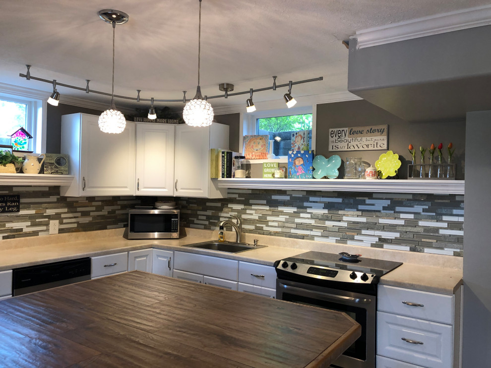 Kitchen - transitional kitchen idea in Cincinnati
