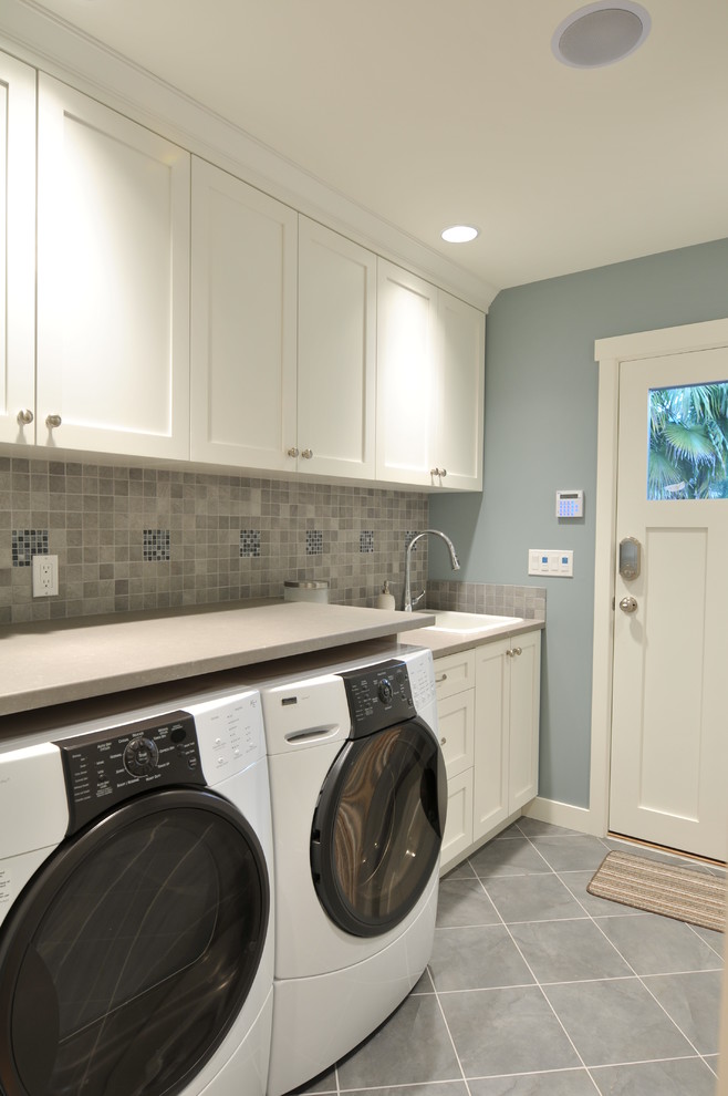 Inspiration for a traditional laundry room in Vancouver.