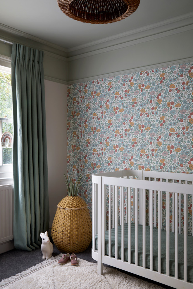 ロンドンにある高級な小さなモダンスタイルのおしゃれな赤ちゃん部屋 (緑の壁、カーペット敷き、女の子用、グレーの床、壁紙) の写真