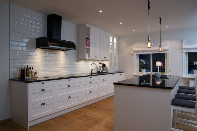 Vitt k&ouml;k, ramlucka, Oskarshamn country-kitchen