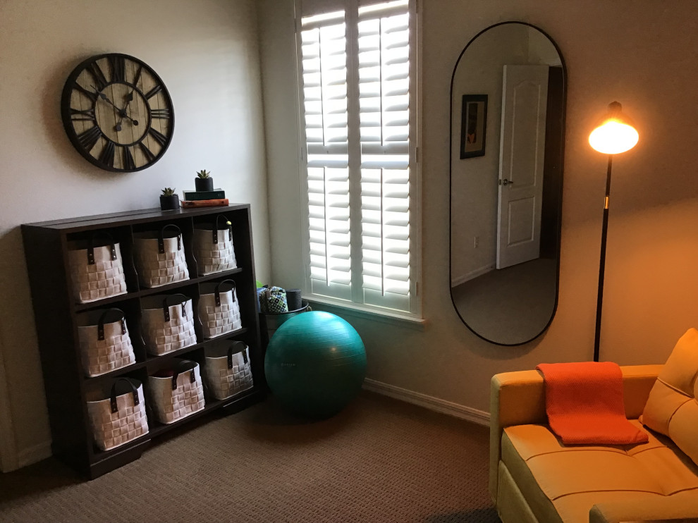 Small midcentury multipurpose gym in Orlando with white walls, carpet and brown floor.