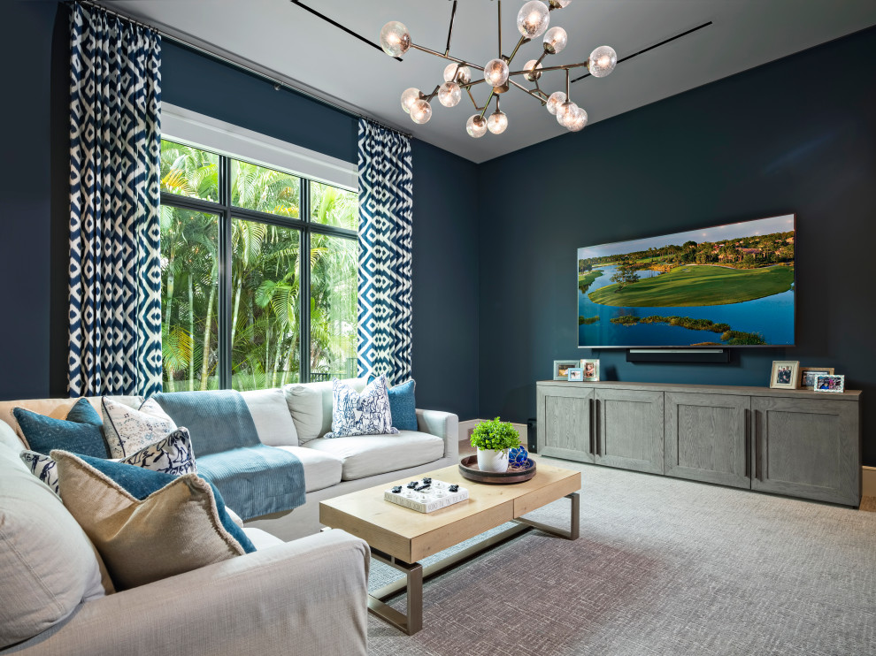 マイアミにあるお手頃価格の中くらいなトランジショナルスタイルのおしゃれなオープンシアタールーム (青い壁、淡色無垢フローリング、壁掛け型テレビ、茶色い床、白い天井) の写真