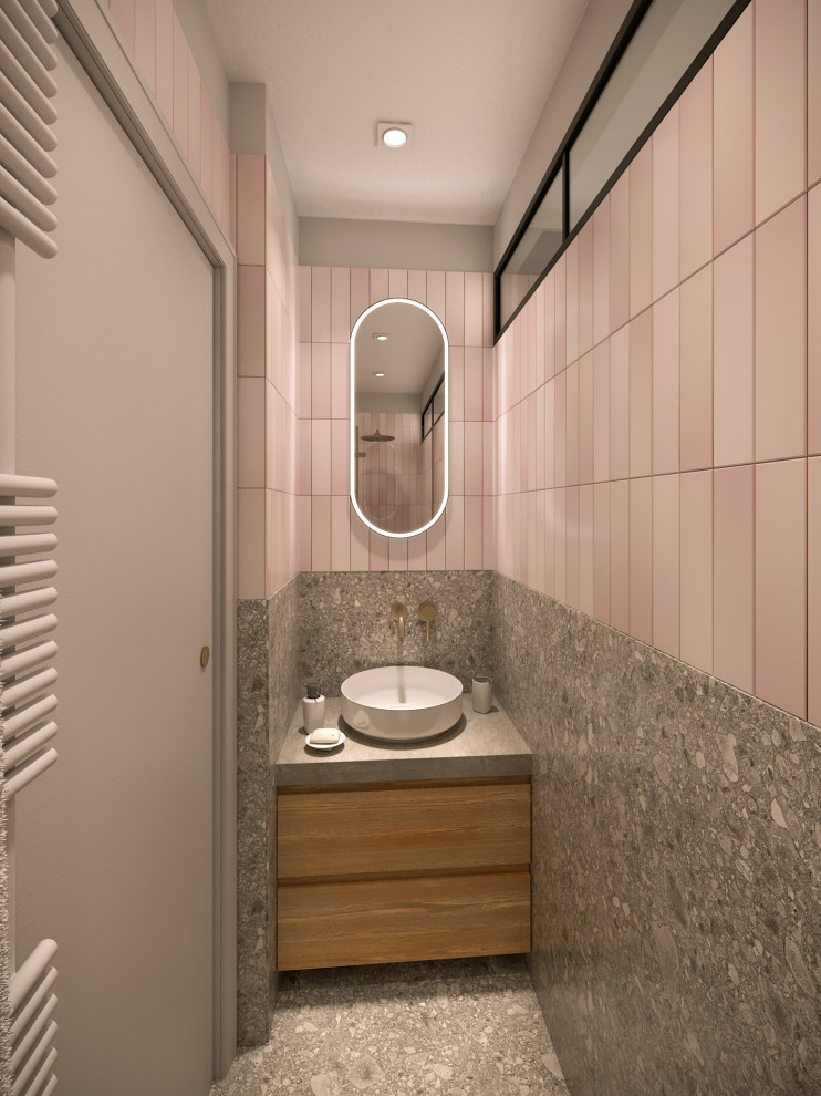 На фото: главная ванная комната среднего размера в современном стиле с плоскими фасадами, светлыми деревянными фасадами, душем без бортиков, розовой плиткой, керамической плиткой, розовыми стенами, полом из терраццо, настольной раковиной, серым полом, открытым душем, серой столешницей, тумбой под две раковины и встроенной тумбой с