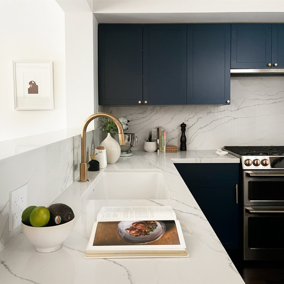 Inspiration for a mid-sized modern l-shaped medium tone wood floor and brown floor eat-in kitchen remodel in Toronto with an undermount sink, shaker cabinets, blue cabinets, quartz countertops, white backsplash, quartz backsplash, stainless steel appliances and white countertops