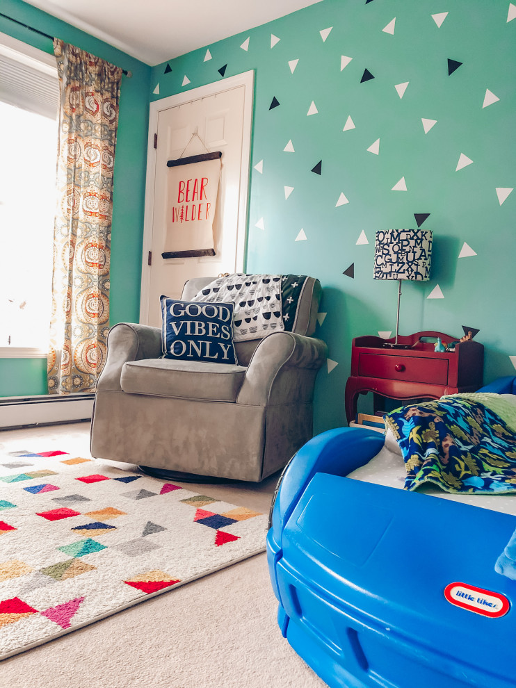 Ispirazione per una cameretta per bambini da 1 a 3 anni bohémian di medie dimensioni con pareti blu, pavimento multicolore e carta da parati