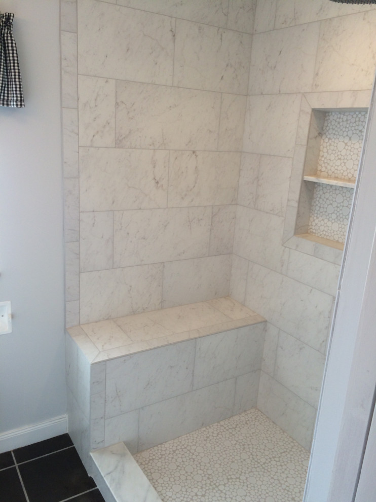 Idee per una stanza da bagno minimal con piastrelle bianche, nicchia e piastrelle di ciottoli