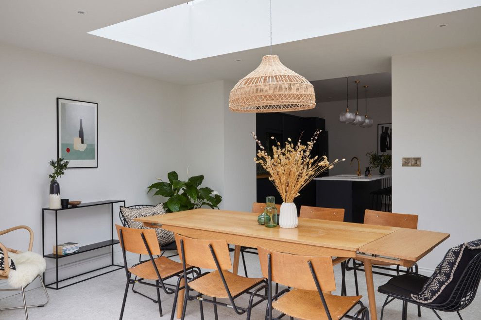 Esempio di una sala da pranzo aperta verso la cucina di medie dimensioni con pareti bianche, pavimento in gres porcellanato e pavimento bianco