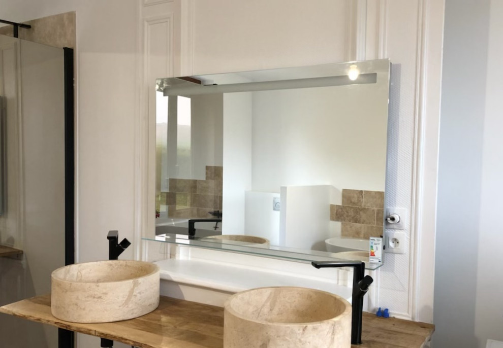 This is an example of a contemporary bathroom in Le Havre.