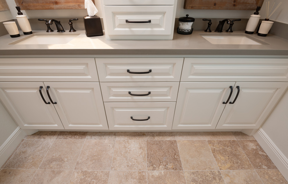 Transitional home design photo in Houston