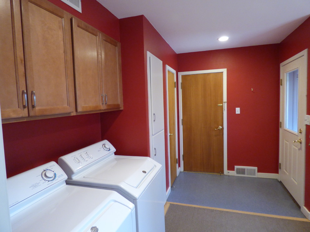 Design ideas for a transitional laundry room in Cedar Rapids.