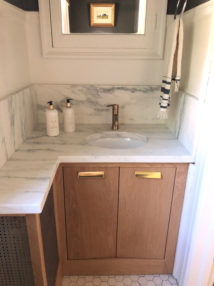 Example of a transitional home design design in Milwaukee