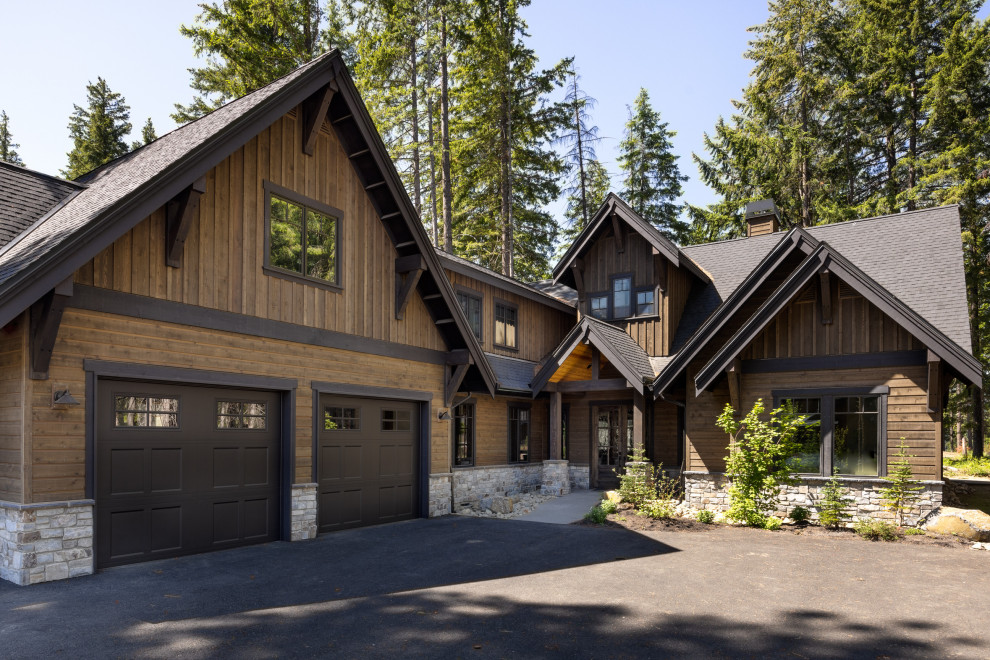Mittelgroßes, Zweistöckiges Uriges Haus mit bunter Fassadenfarbe, Halbwalmdach, Misch-Dachdeckung und braunem Dach in Seattle