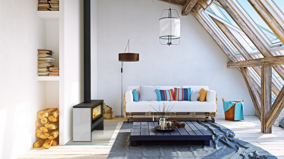 Imagen de dormitorio tipo loft moderno pequeño con paredes blancas, suelo de madera en tonos medios y estufa de leña