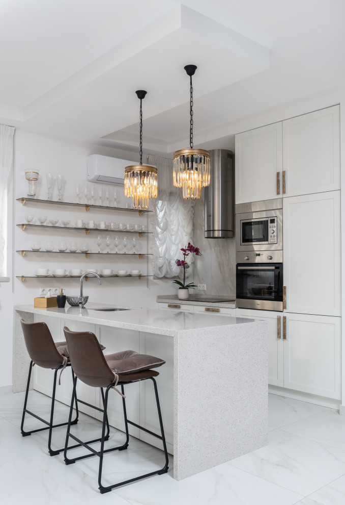 Idée de décoration pour une petite cuisine parallèle design avec un évier 1 bac, un placard à porte shaker, des portes de placard blanches, un plan de travail en quartz modifié, une crédence multicolore, une crédence en carreau de porcelaine, un électroménager en acier inoxydable, un sol en carrelage de porcelaine, un plan de travail gris, une péninsule et un sol blanc.